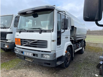 Caminhão tanque VOLVO FL 220