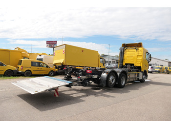 Camião transportador de contêineres/ Caixa móvel VOLVO FH