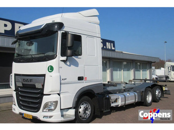 Camião transportador de contêineres/ Caixa móvel DAF XF 450