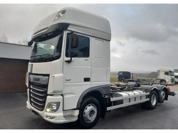 Camião transportador de contêineres/ Caixa móvel DAF XF 106 450