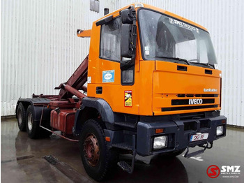 Camião transportador de contêineres/ Caixa móvel IVECO Trakker