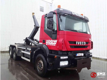 Camião transportador de contêineres/ Caixa móvel IVECO Trakker