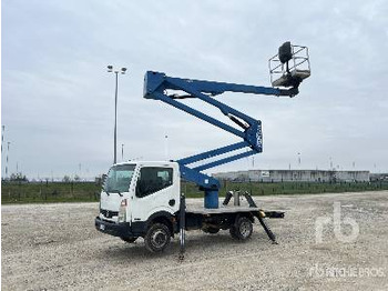 Caminhão com plataforma aérea NISSAN