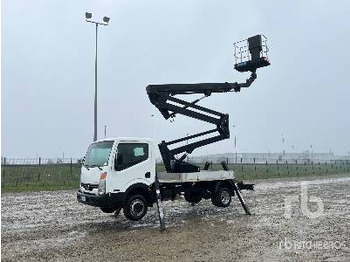 Caminhão com plataforma aérea NISSAN