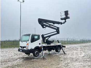 Caminhão com plataforma aérea NISSAN