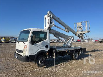 Caminhão com plataforma aérea NISSAN