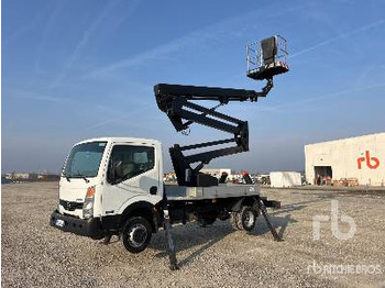 Caminhão com plataforma aérea NISSAN