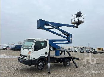 Caminhão com plataforma aérea NISSAN