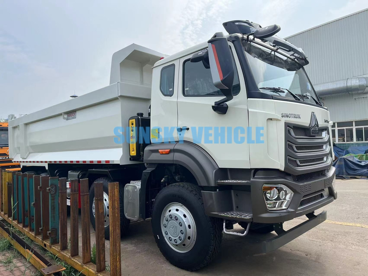 Camião basculante para transporte de materiais a granel novo HOWO Brand New 8X4 400HP Tipper Truck: foto 11