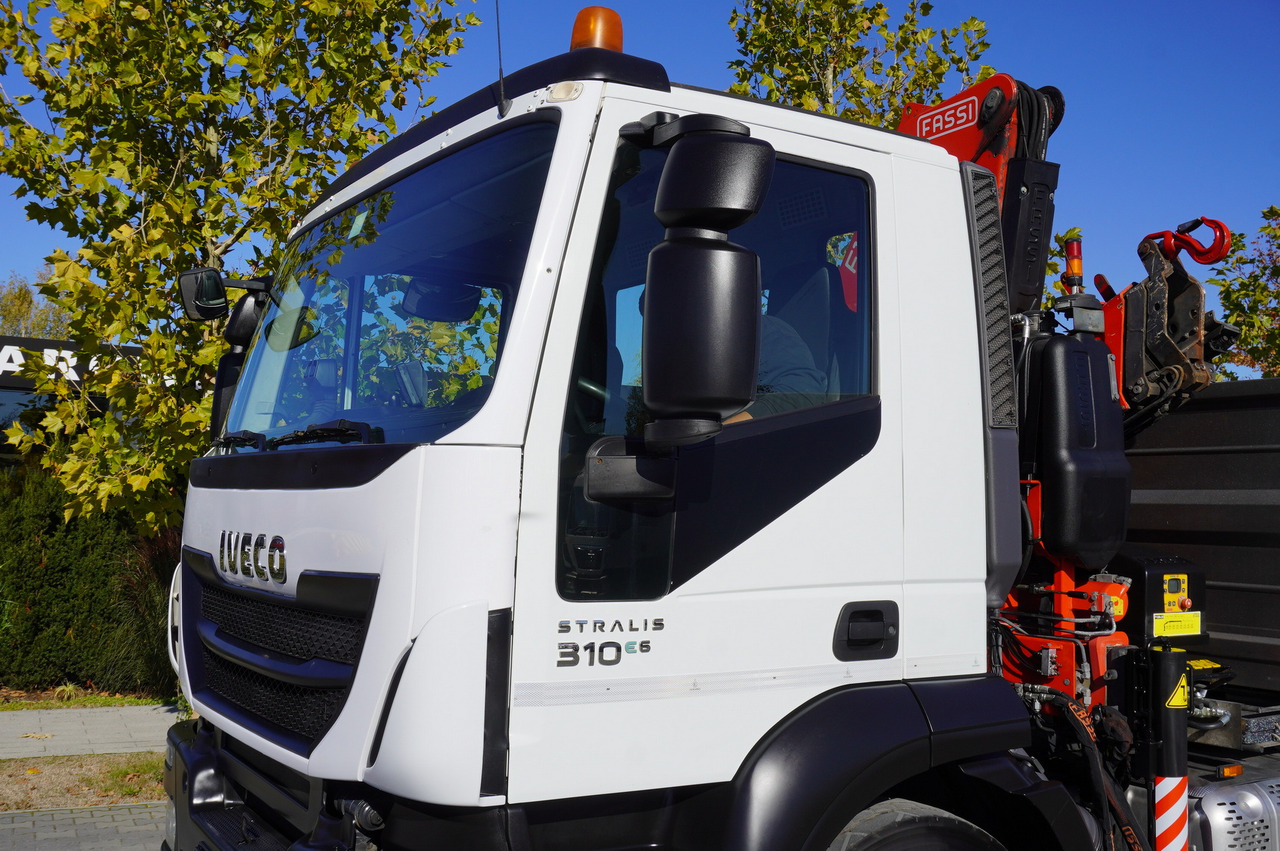 Camião grua IVECO Stralis 310 E6 / NEW 3-sided tipper / Fassi F135 crane with remote control: foto 32