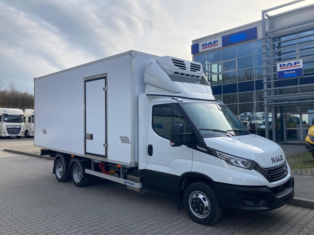 Camião frigorífico para transporte de alimentos novo IVECO Daily 35S18 Kühlkoffer BE-Truck: foto 1